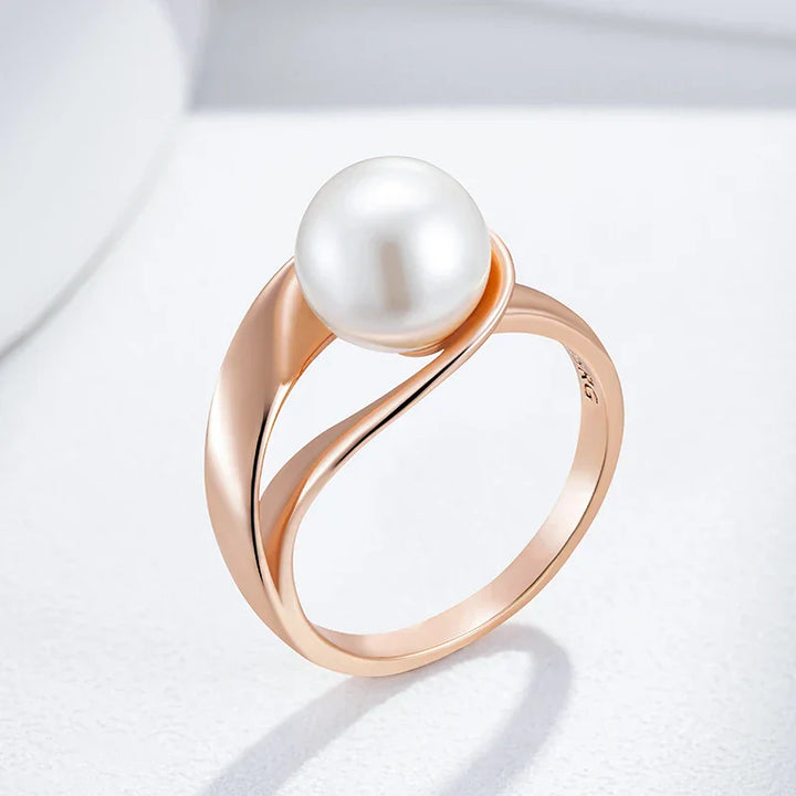 Geometrisk ring med eksklusiv perle i roségull