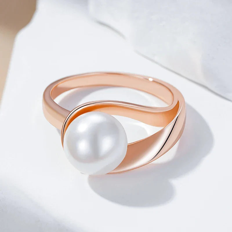 Geometrisk ring med eksklusiv perle i roségull