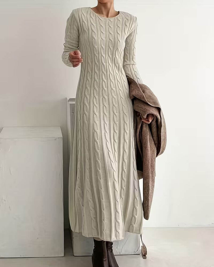 Sólryn | Elegant lang kjole med kabelstrikk